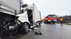 Vážná nehoda na D1. Řidiče museli vyprošťovat hasiči, je v kritickém stavu