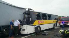 Autobus narazil do náklaďáku, dva mrtví! Zraněné vyprostili hasiči