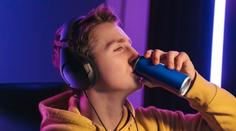 Neřestí u dětí přibývá. Poslanci jim chtějí zakázat energetické nápoje