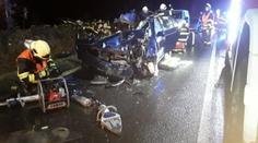 Při tragické srážce auta s pracovním strojem u Bezdězu zahynulo dítě