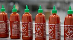 Oblíbená ostrá omáčka v ohrožení. Výrobce Srirachi má málo chilli papriček