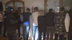 Nelegální party v centru Prahy! Policie vyvedla z bytu 60 lidí