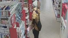 Policie pátrá po mužích, kteří kradou v drogeriích. Berou kartáčky na zuby