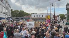 V Británii se konaly další demonstrace. Ulice měst zaplnili zastánci uprchlíků
