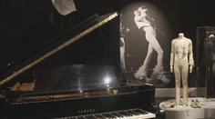 Aukce věcí po Freddiem Mercurym. Jeho piano se prodalo za 45 milionů korun