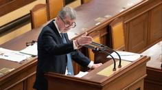 Poslanci si odmítli zmrazit platy. Babišův návrh shodili ze stolu