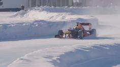 Verstappen si užívá zimní pauzu. Provětral monopost F1 na ledě