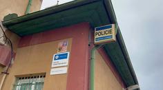 Policie má výsledky pitvy u miminka, které přinesla žena na policejní stanici