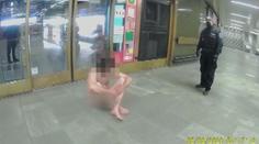 Jen rouška a sluneční brýle. Přiletěl jsem z kosmu, tvrdil naháč! VIDEO