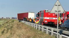 Nehoda u Velvar: Po střetu osobního a nákladního auta zemřela žena, dítě je v nemocnici