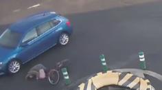 Nehoda v Opavě. Řidič na kruhovém objezdu tvrdě srazil cyklistku