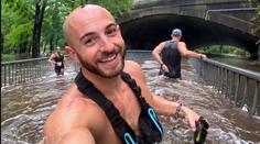 Půlmaraton hrůzy: Běžci se brodili po pás ve vodě, závod přesto pokračoval