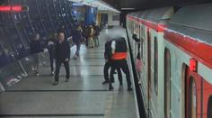 Po brutální rvačce v metru skončil pobodaný. Policie hledá svědky!