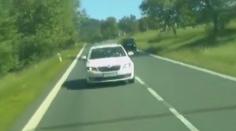 Sanitka vezla pacienta, nalepila se na ni bílá škodovka! VIDEO