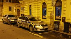 Policisté objevili v noci v baru 20 lidí, někteří se snažili schovat. VIDEO