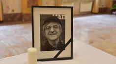 Rozloučení s Mekym Žbirkou bude v Praze. Jeho žena poslala vzkaz fanouškům