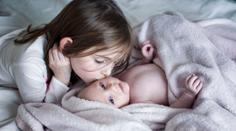 Holčička (3) se starala čtyři dny o bratra! Jejich rodiče byli mrtví