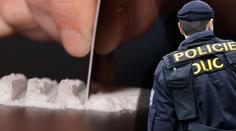 Policista měl ve velkém prodávat drogy. Bylo to kvůli práci, brání se