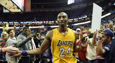 Kobe Bryant zachránil Lakers trojkami, Detroit utekl ostudě