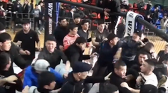 Skandál v Rusku. V kleci pro MMA se strhla bitka, porvalo se přes padesát lidí