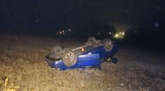 Mladý řidič popil a skončil na střeše v poli