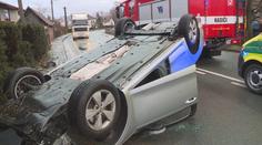 Auto na Pardubicku skončilo na střeše, řidič je v bezvědomí