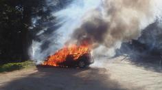 Překvapivý návrat z procházky. Turista našel své auto v plamenech