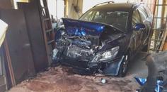Na Domažlicku narazilo osobní auto do garáže. Řidič si spletl odbočku