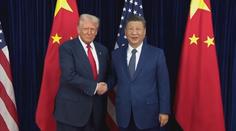 Trump přistál v doprovodu miliardářů v Číně. Je to obchodní cesta, tvrdí