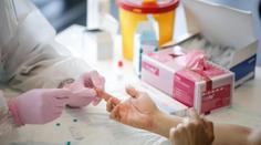 Británie spouští hromadné testování na protilátky. V ČR uznávané nebudou