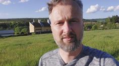 Města i letos chtějí delší trávu. Bude více parazitů a psích lejn, říká expert