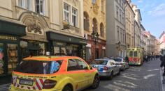 Muž se v centru Prahy postřelil při vstávání ze židle. Vážně se zranil