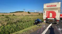Smrtelná nehoda na Chomutovsku. Srazilo se osobní a nákladní auto