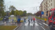 Sanitka vezla ženu na sál, učitelka s dětmi jí vběhla pod kola!