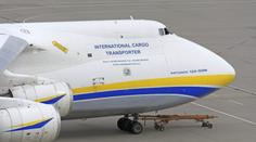 Letadlo v Lipsku narazilo do neznámého objektu. Na letišti byl i dron s roznětkou