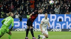 Frankfurt zvítězil díky kontroverznímu gólu Götzeho