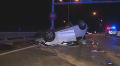 Utržený motor, auto na střeše. Řidička to na Pražském okruhu nezvládla