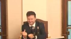 Předseda Sněmovny ukázal kolegům vztyčený prostředník, pak se omluvil