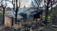 Na Benešovsku hoří les. Požár se rozšířil na chaty, platí třetí stupeň poplachu