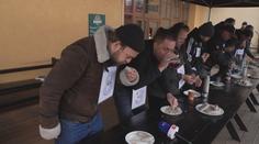 V Hovězím soutěžili v pojídání jitrnic, šampion jich za pět minut spořádal 16