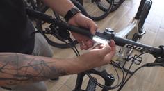 Cyklisté ať svítí i ve dne, volají odborníci. Ministr dopravy to odmítá