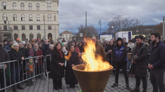 Lidský řetěz objal filozofickou fakultu. Hoří věčný oheň
