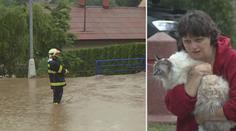 Rozvodněný potok si razil cestu mezi domy. Z hřiště se stal rybník