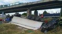 Kamion u Trnavy strhl auto z mostu. Dva lidé zemřeli, další jsou zranění