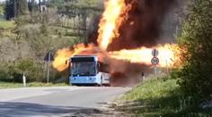 Ohnivá show: Autobusu na plyn bouchly nádrže. Oheň z něj šlehal několik minut