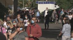 Tisíce lidí zaplnily testovací místa na Covid-19. Někde se čeká i hodiny