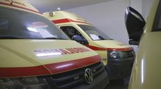 Opilý řidič sanitky narazil do stromu i s pacienty. Způsobil jim další zranění