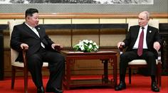 Paranoia v přímém přenosu. Kimovi lidé po schůzce s Putinem čistili i opěrky