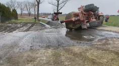 Na Jihlavsku se převrátil traktor, vytekl z něj zemědělský odpad
