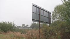 Billboardy od silnic nezmizely ani po pěti letech. Odstraňování je komplikované